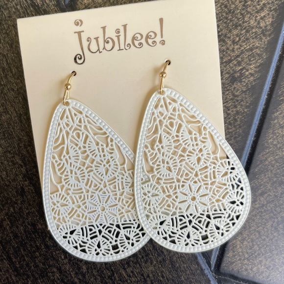 NWT Lightweight Lasercut Earrings in White - Picture 1 of 4